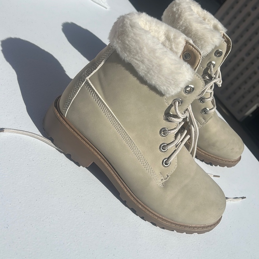 Womens boots size 7